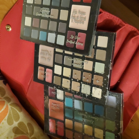 New  eyeshadow  pallette and lipgloss  bundle of 3 multi-colored makeup kit - Picture 2 of 3